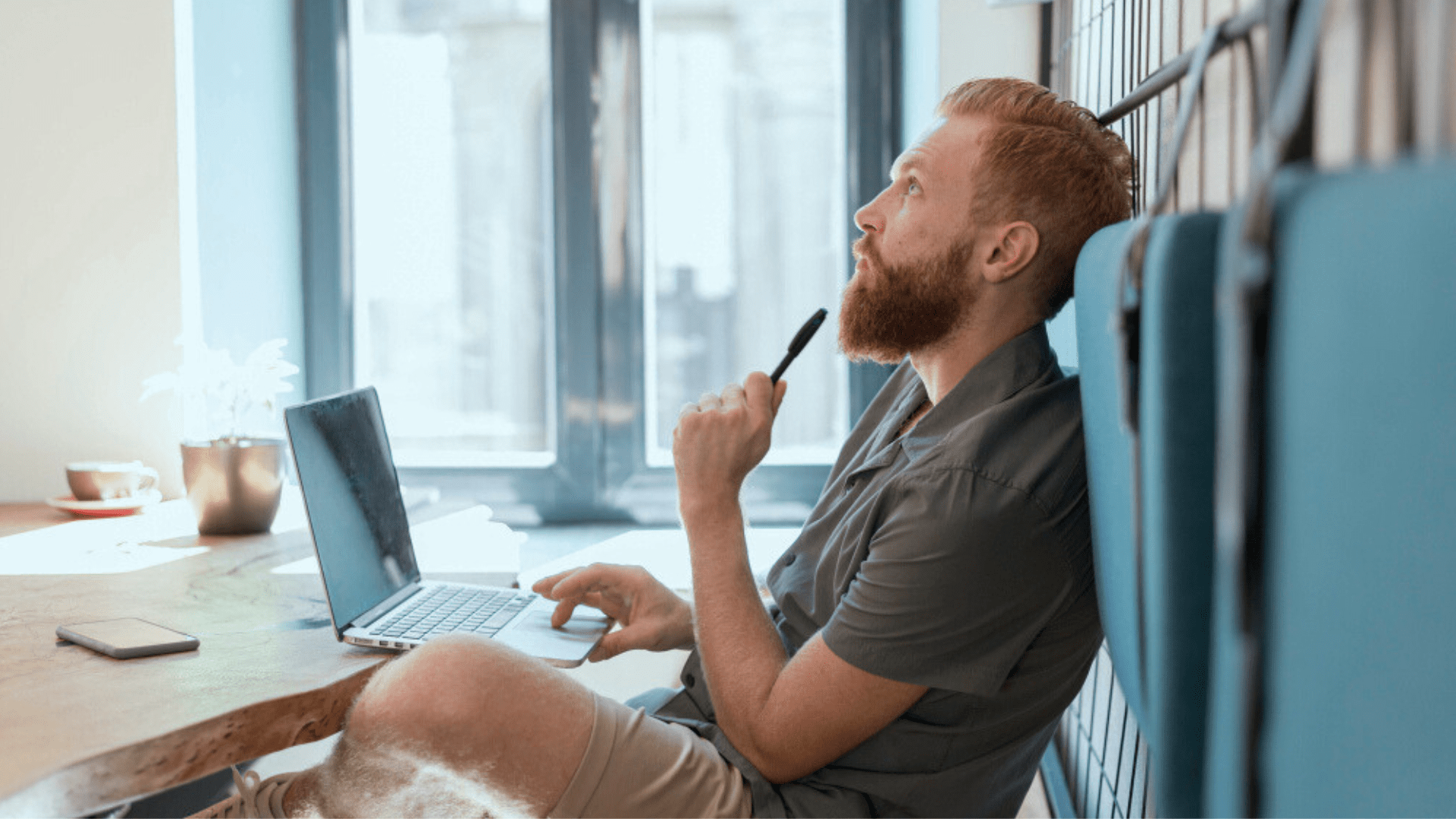 Hombre pensando en su Ikigai para la búsqueda de trabajo